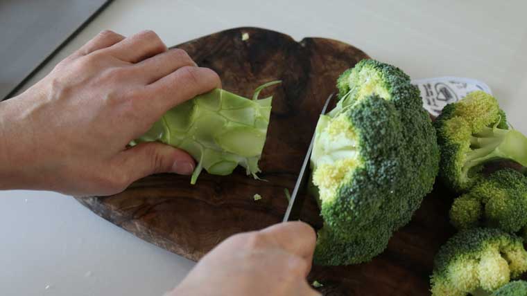 ブロッコリーの切り方 栄養たっぷりの茎の切り方も紹介
