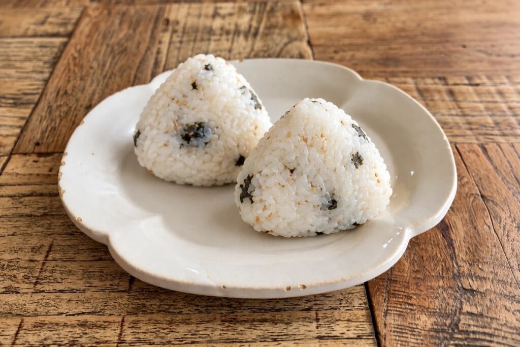 味付け海苔とごまのおにぎり