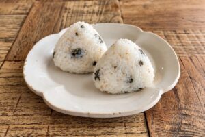 味付け海苔とごまのおにぎり