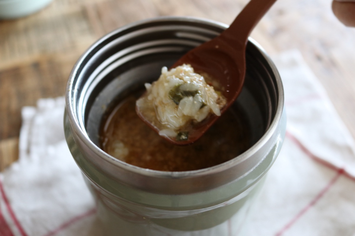 ごま味噌スープにおにぎりを入れたところ