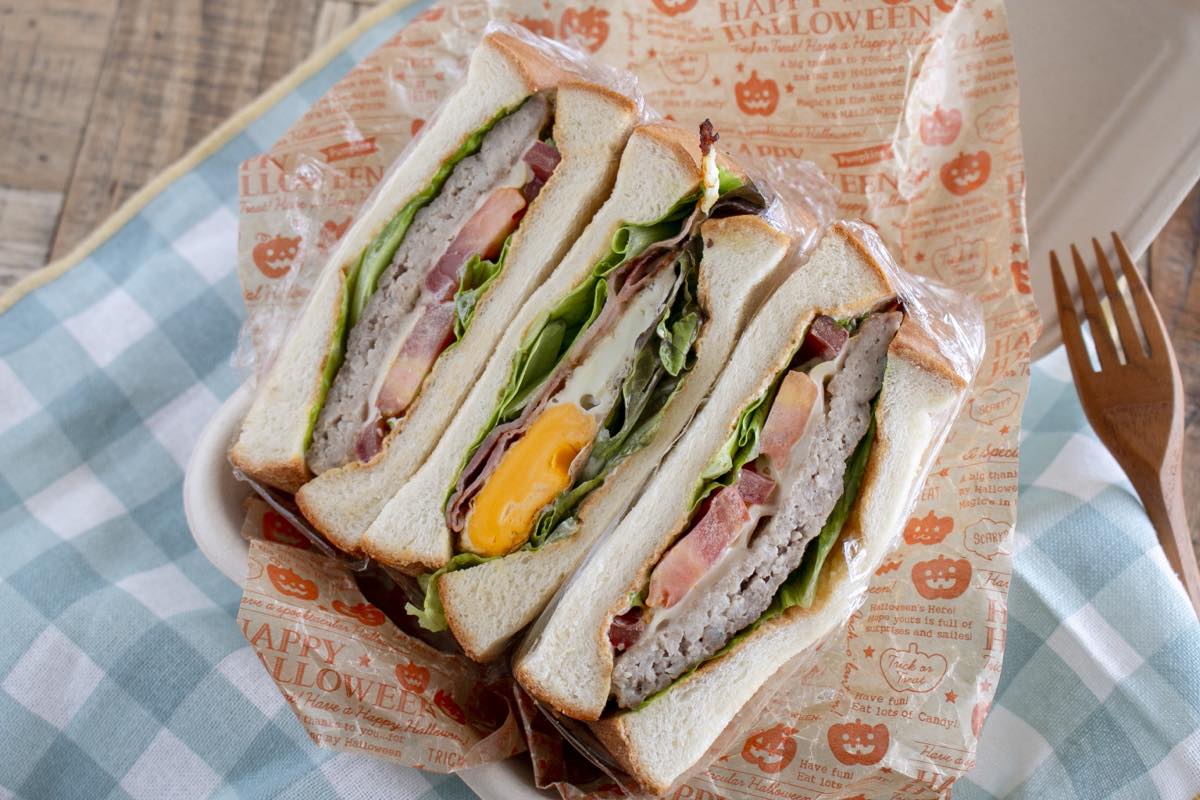 チーズバーガー風とベーコンエッグのサンドイッチ弁当